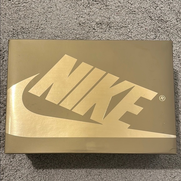 Air Jordan One Black Gold - Picture 2 of 10